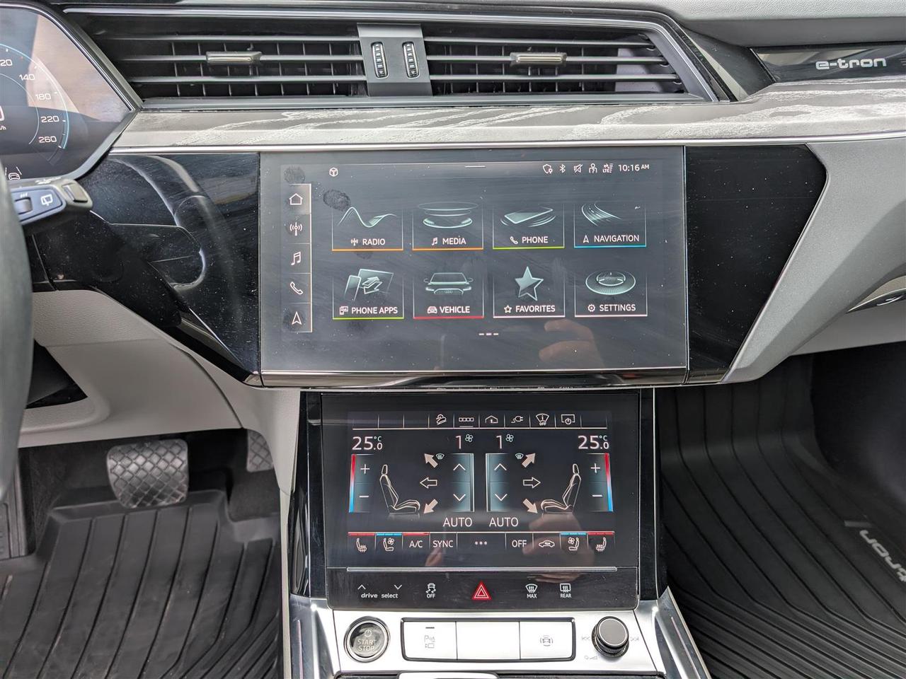 2022 Audi E-Tron 55 TECHNIK QTRO - NAVI - PANO ROOF - TECH FEATURES Photo