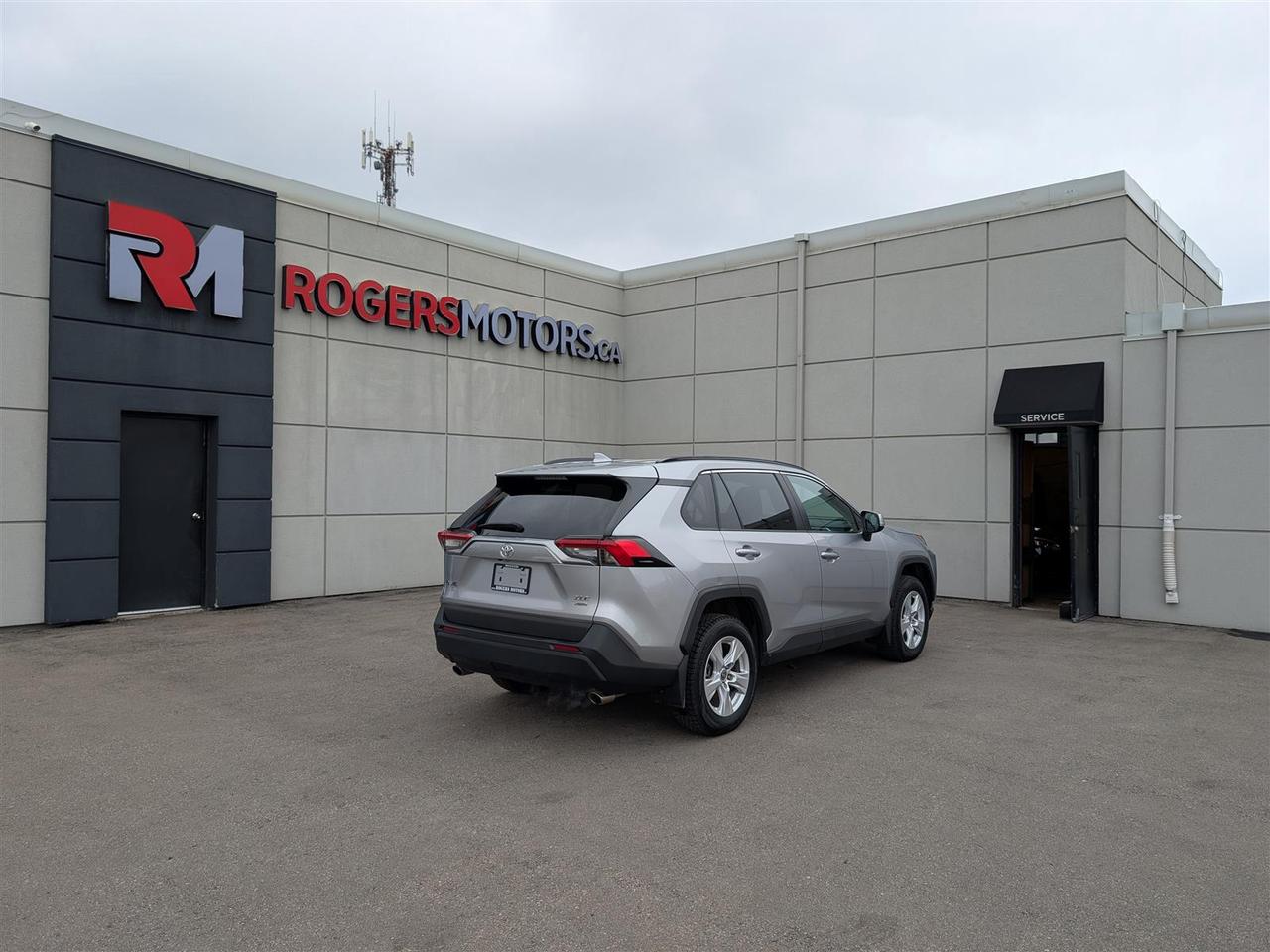2021 Toyota RAV4 XLE AWD - SUNROOF - HTD SEATS - TECH FEATURES Photo