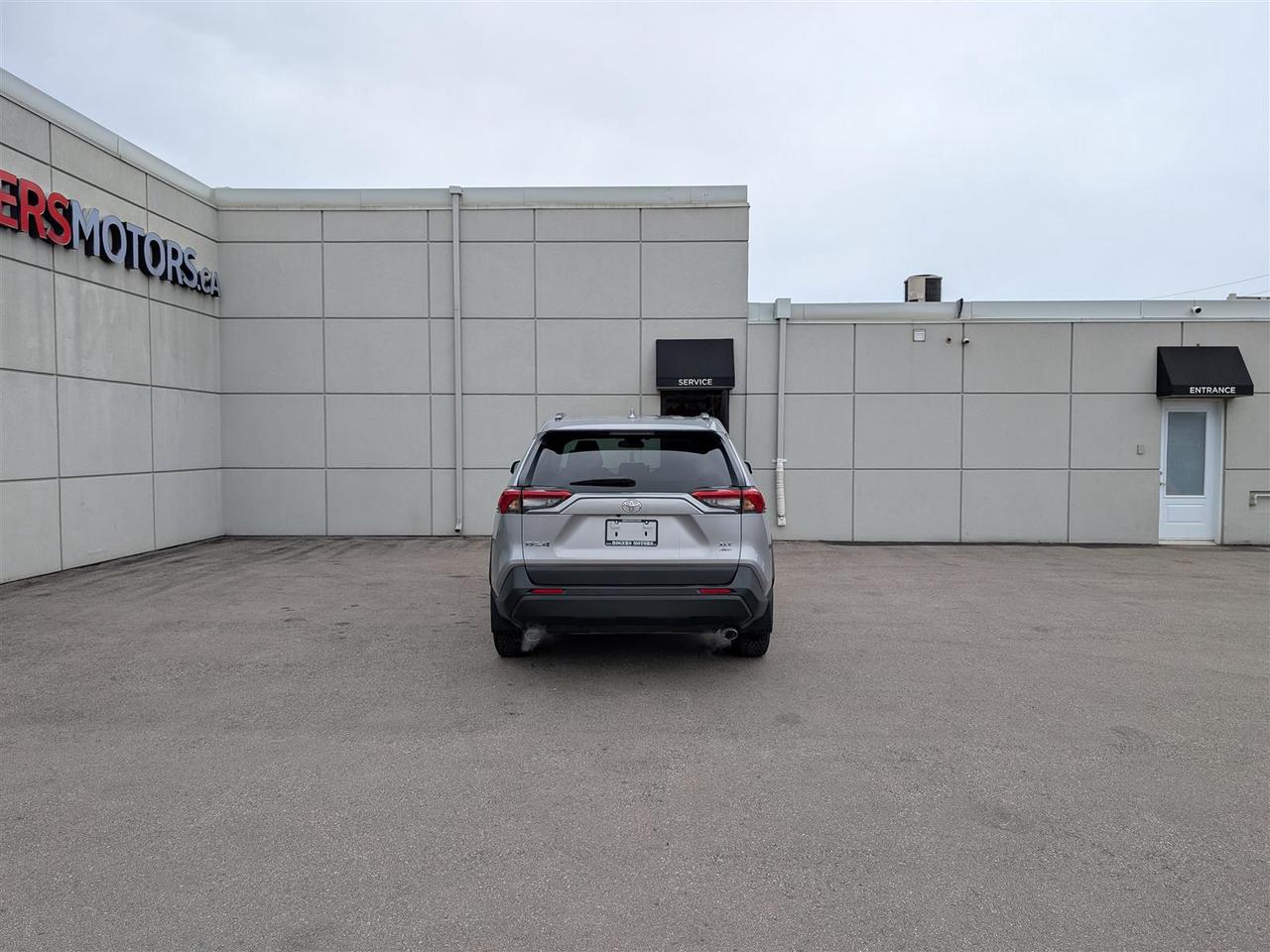 2021 Toyota RAV4 XLE AWD - SUNROOF - HTD SEATS - TECH FEATURES Photo