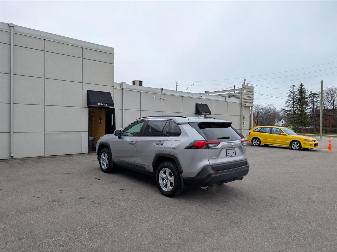 2021 Toyota RAV4 XLE AWD - SUNROOF - HTD SEATS - TECH FEATURES Photo2