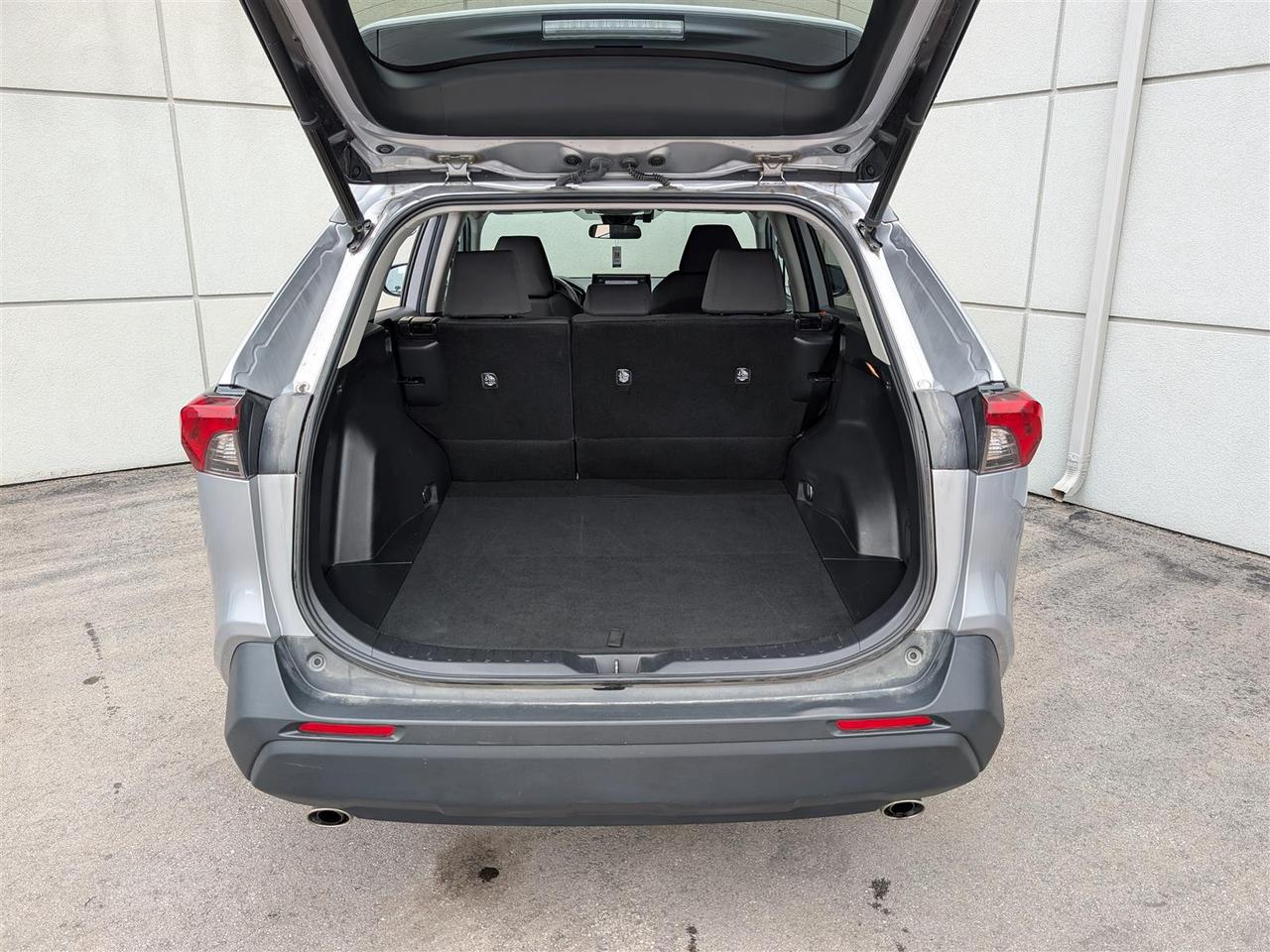 2021 Toyota RAV4 XLE AWD - SUNROOF - HTD SEATS - TECH FEATURES Photo
