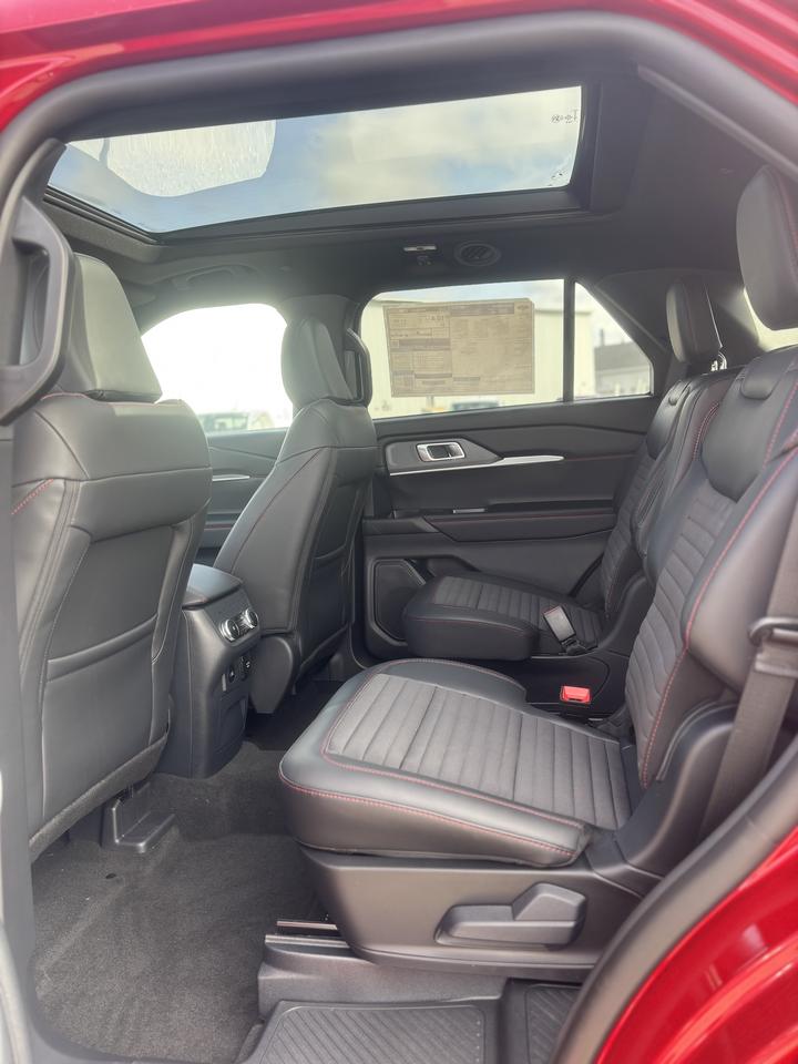 2026 Ford Explorer ST-Line Photo4