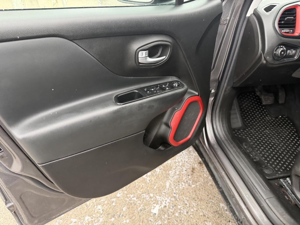 2016 Jeep Renegade Trailhawk | Clean CARFAX Photo