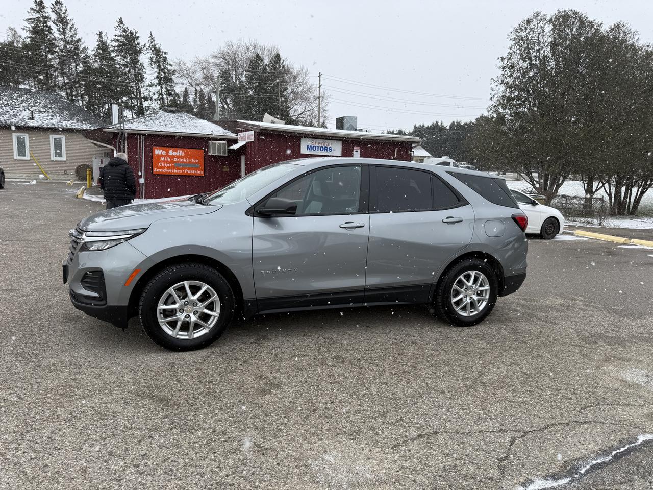 2023 Chevrolet Equinox LS Photo3