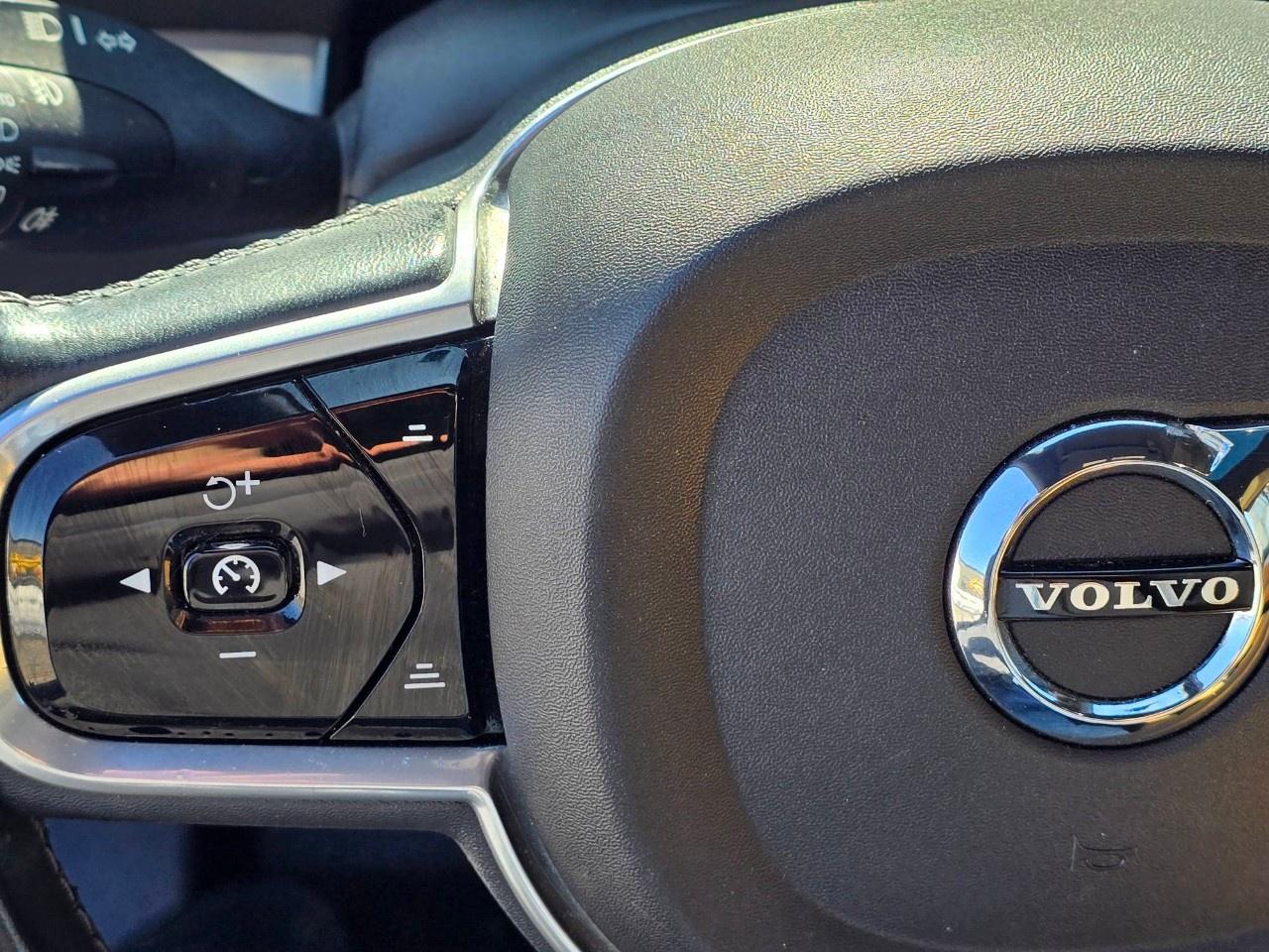 2017 Volvo XC90 AWD 5dr T6 Momentum 7-Passenger Photo