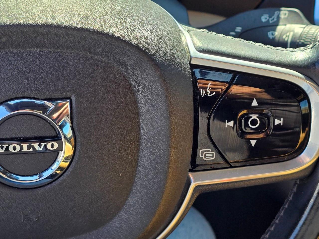 2017 Volvo XC90 AWD 5dr T6 Momentum 7-Passenger Photo