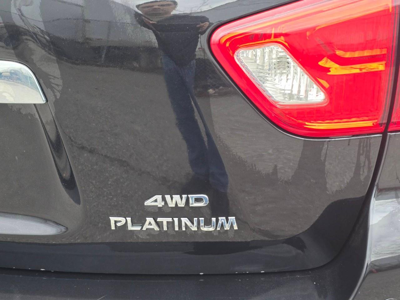 2017 Nissan Pathfinder 4WD 4DR PLATINUM Photo