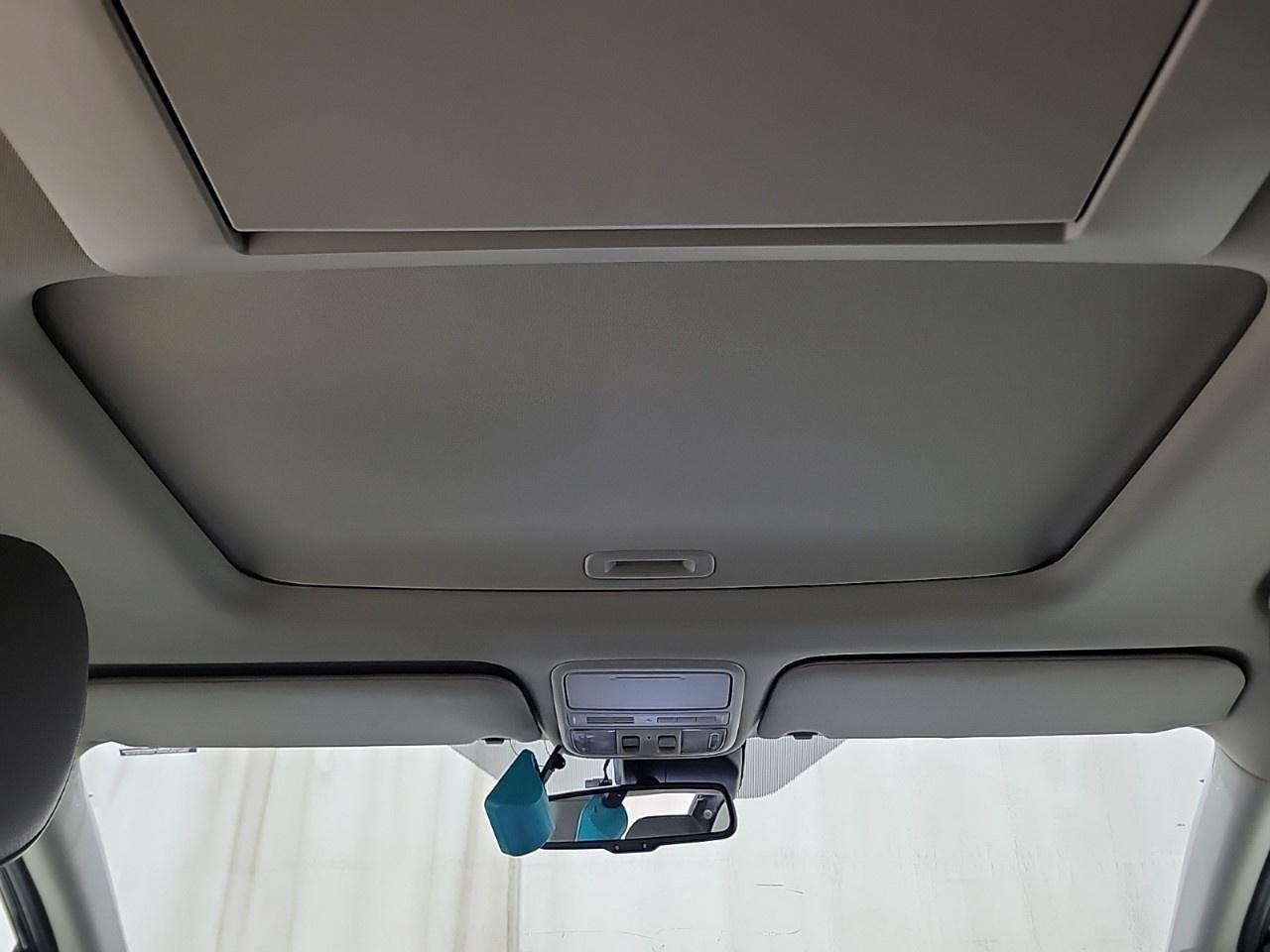 2014 Honda Odyssey Touring with Rear Entertainment System and Navigation Photo