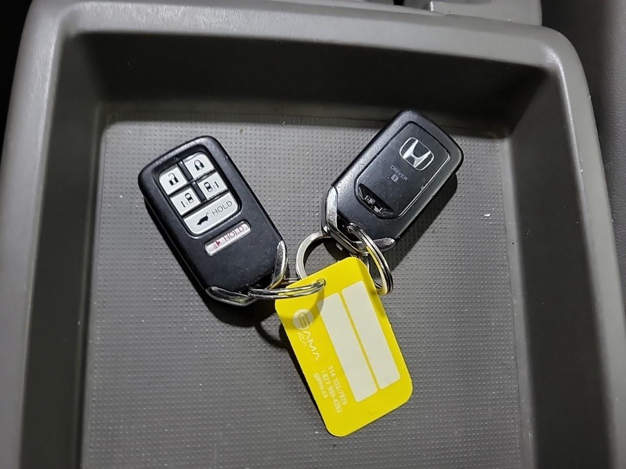 2014 Honda Odyssey Touring with Rear Entertainment System and Navigation Photo