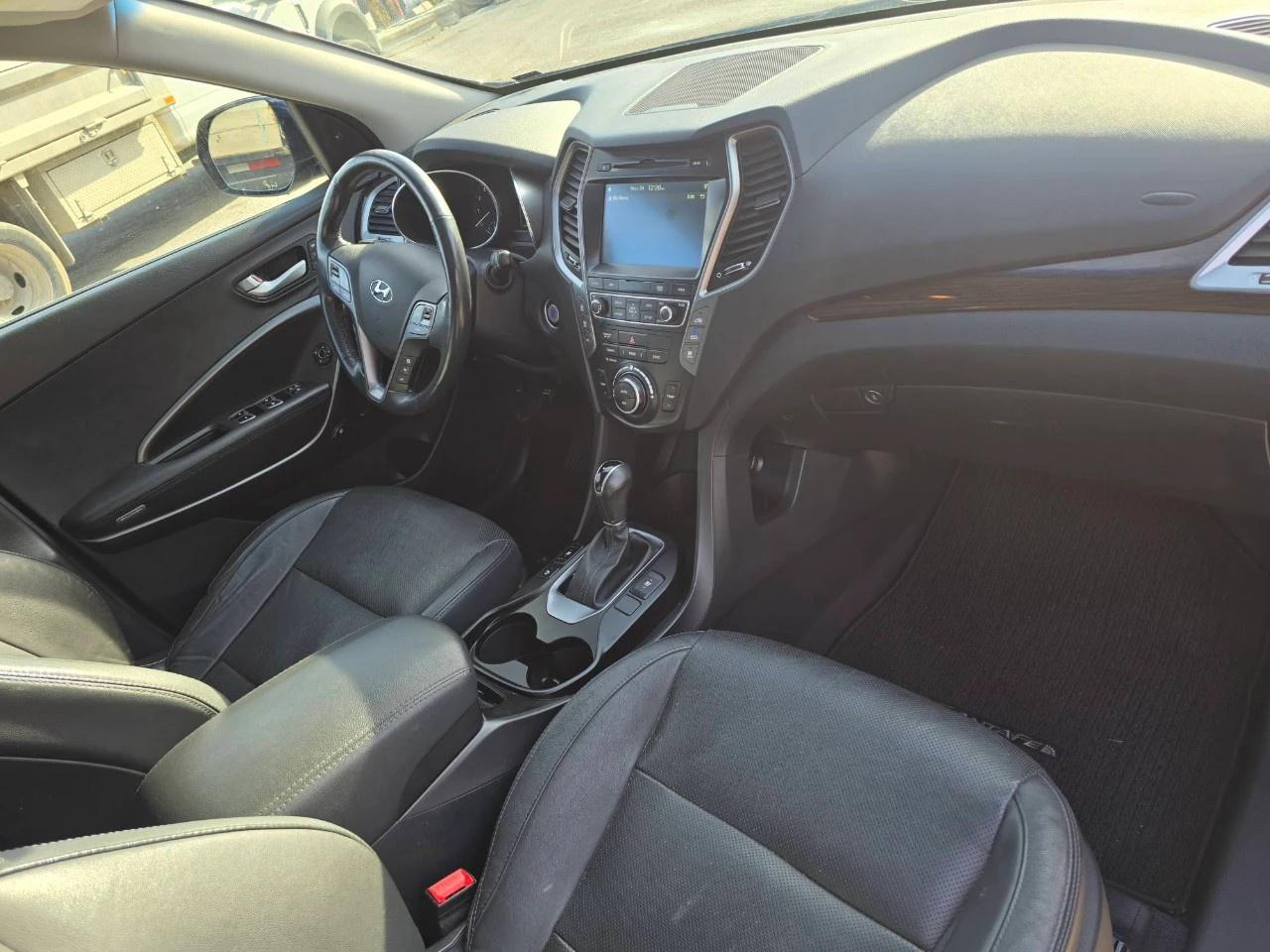 2017 Hyundai Santa Fe XL AWD 4dr Luxury Photo