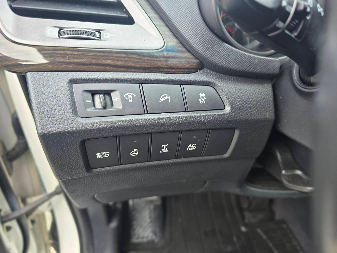 2016 Hyundai Santa Fe XL AWD 4dr 3.3L Auto Premium Photo