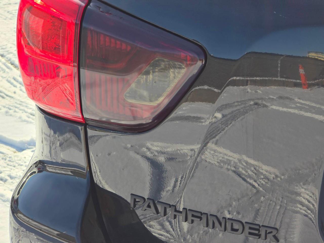2018 Nissan Pathfinder 4x4 Midnight Edition Photo