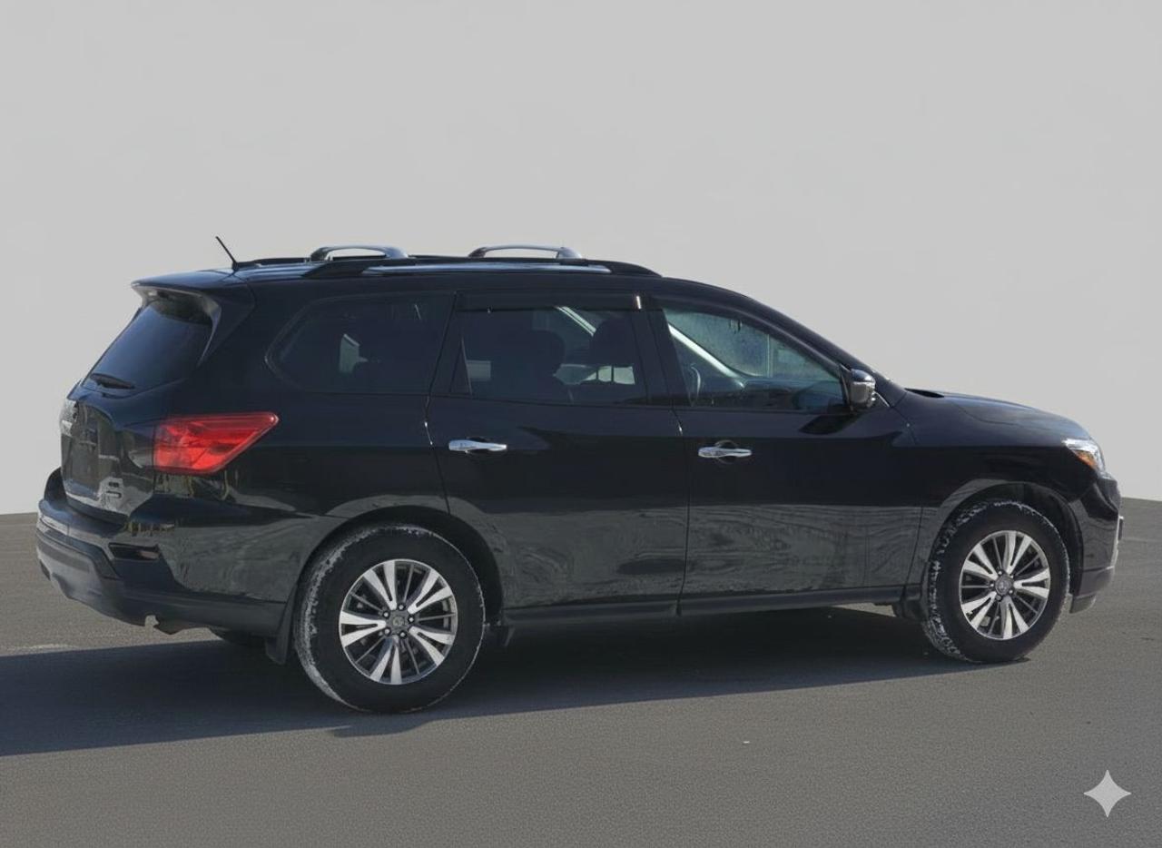 2018 Nissan Pathfinder 4x4 Midnight Edition Photo