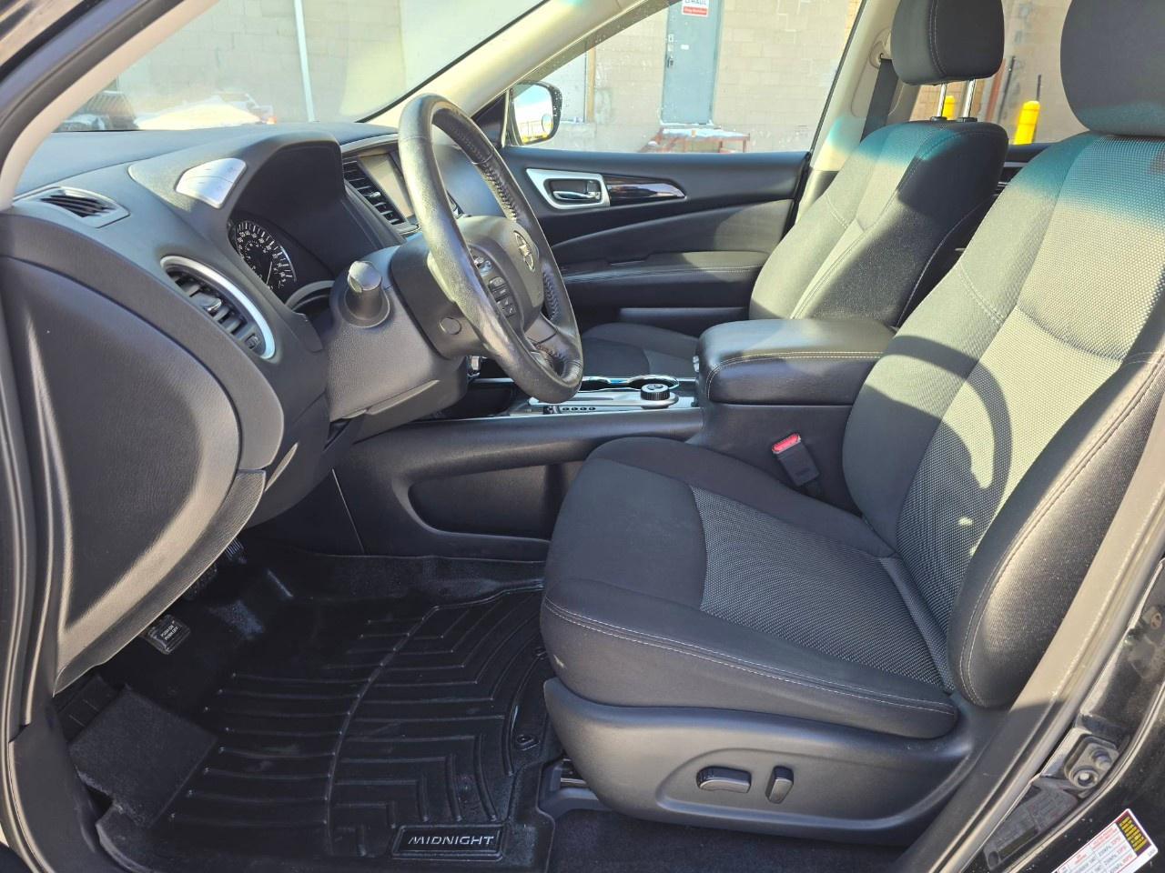 2018 Nissan Pathfinder 4x4 Midnight Edition Photo