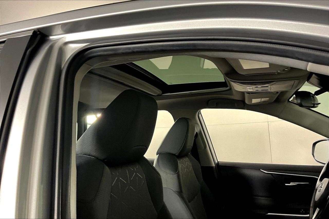 2021 Toyota RAV4 Hybrid XLE AWD Photo