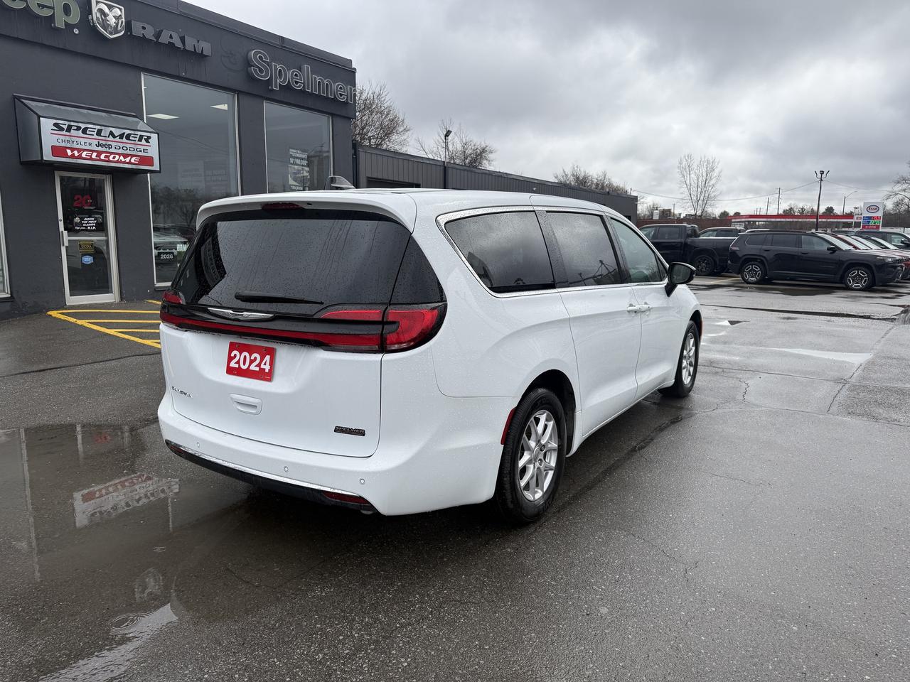 2024 Chrysler Pacifica Touring FWD-Power Liftgate-Former Dealer Shuttle Photo4