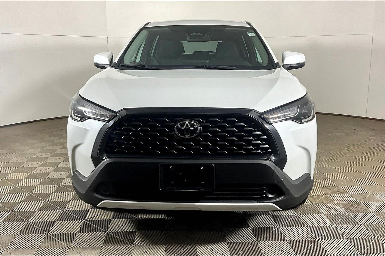 2023 Toyota Corolla Cross LE FWD Photo2