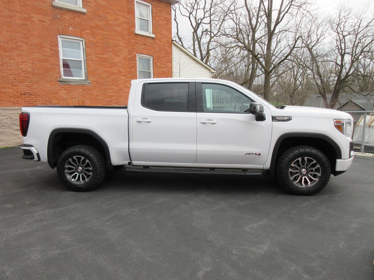 2022 GMC Sierra 1500 Limited 4WD Crew Cab 147" AT4 Photo3