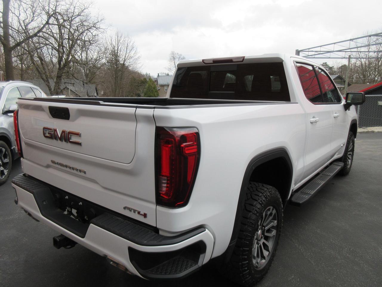 2022 GMC Sierra 1500 Limited 4WD Crew Cab 147" AT4 Photo