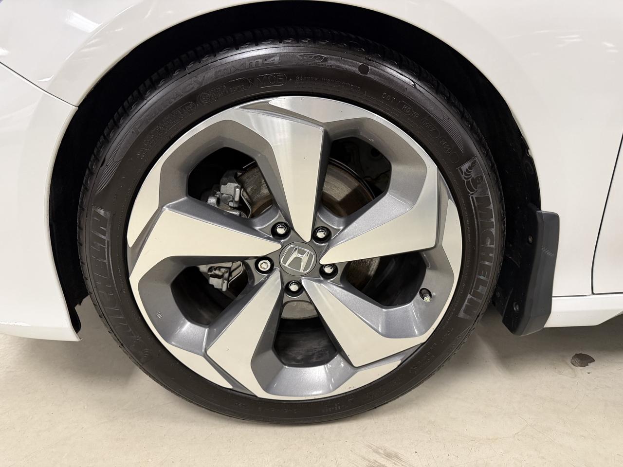 2019 Honda Accord Touring Photo