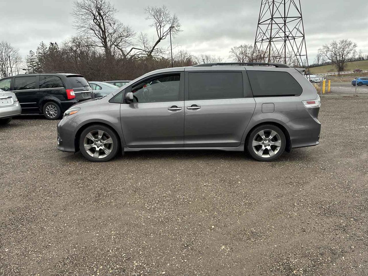 2015 Toyota Sienna SE TECH 8 PASS - LTHR! NAV! BACK-UP CAM! BSM! DVD! Photo