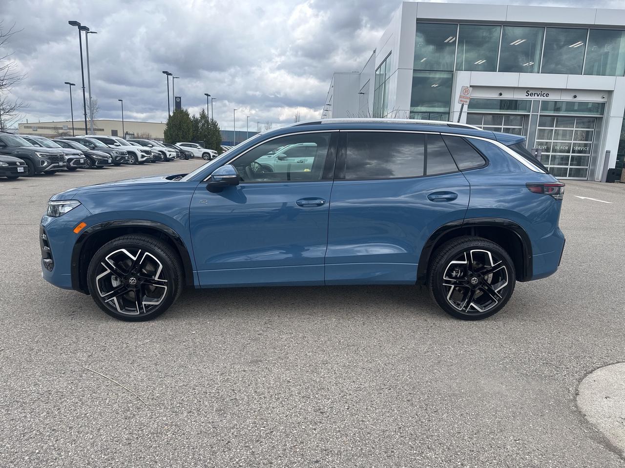 2026 Volkswagen Tiguan Highline Turbo R-Line 4MOTION Photo2