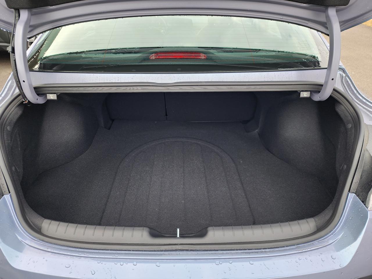 2026 Hyundai Elantra HEV Luxury Photo