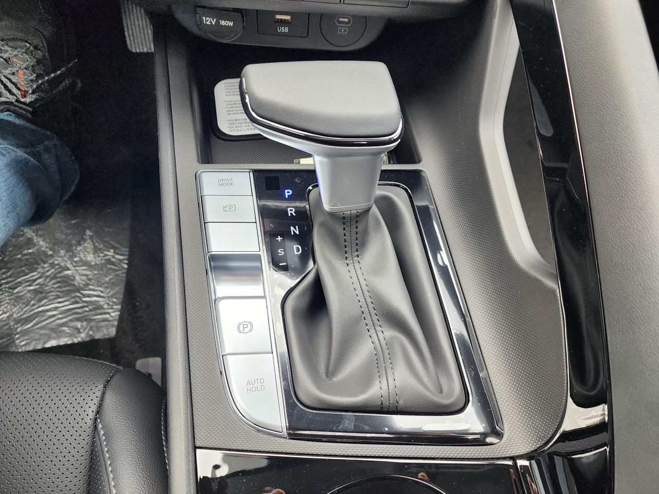 2026 Hyundai Elantra HEV Luxury Photo