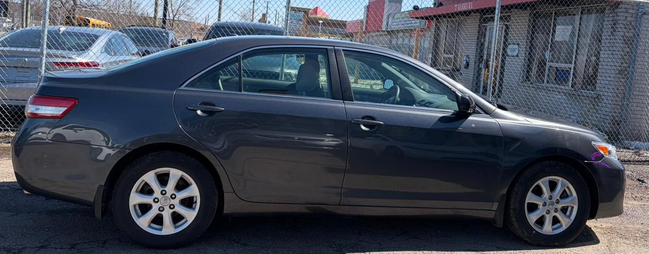2010 Toyota Camry LE Photo2