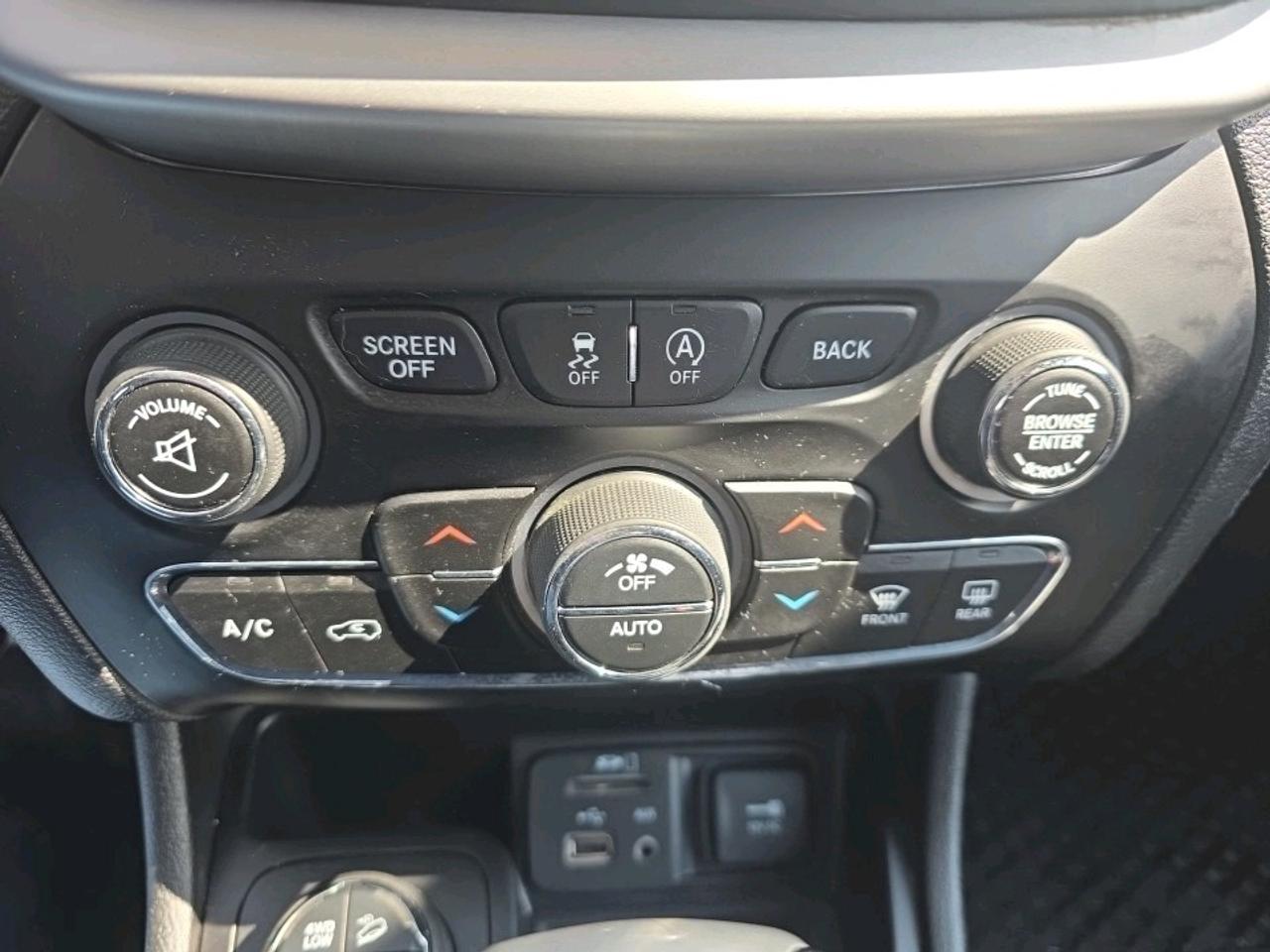 2018 Jeep Cherokee Trailhawk TRAILHAWK LEATHER PLUS Photo