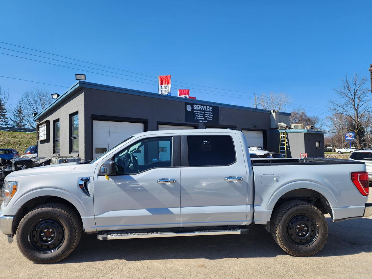 2022 Ford F-150 XLT l Clean Carfax l 2.7L l 6 Passenger l Crew Cab Photo
