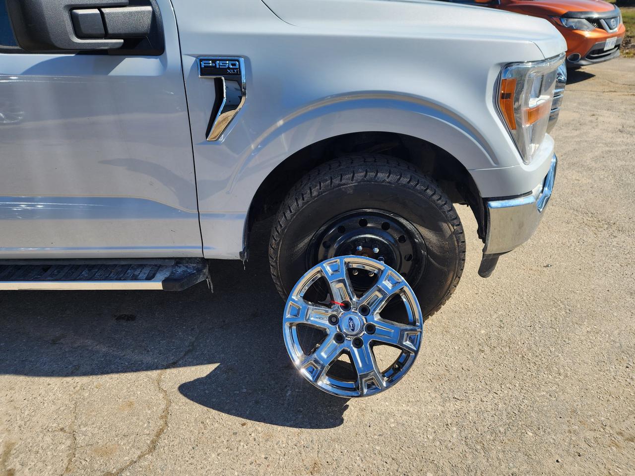 2022 Ford F-150 XLT l Clean Carfax l 2.7L l 6 Passenger l Crew Cab Photo4