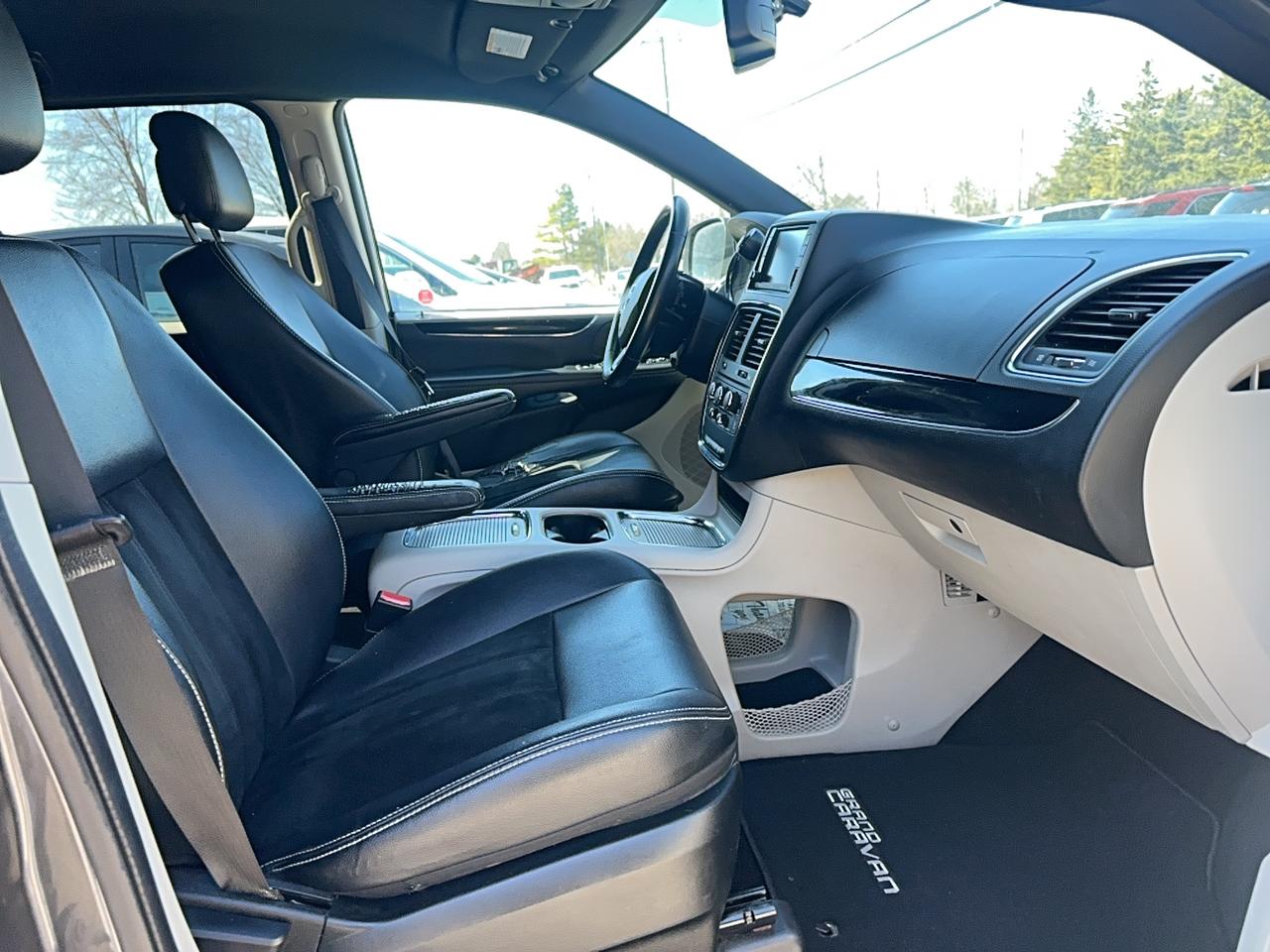 2017 Dodge Grand Caravan SXT Premium Plus Photo4