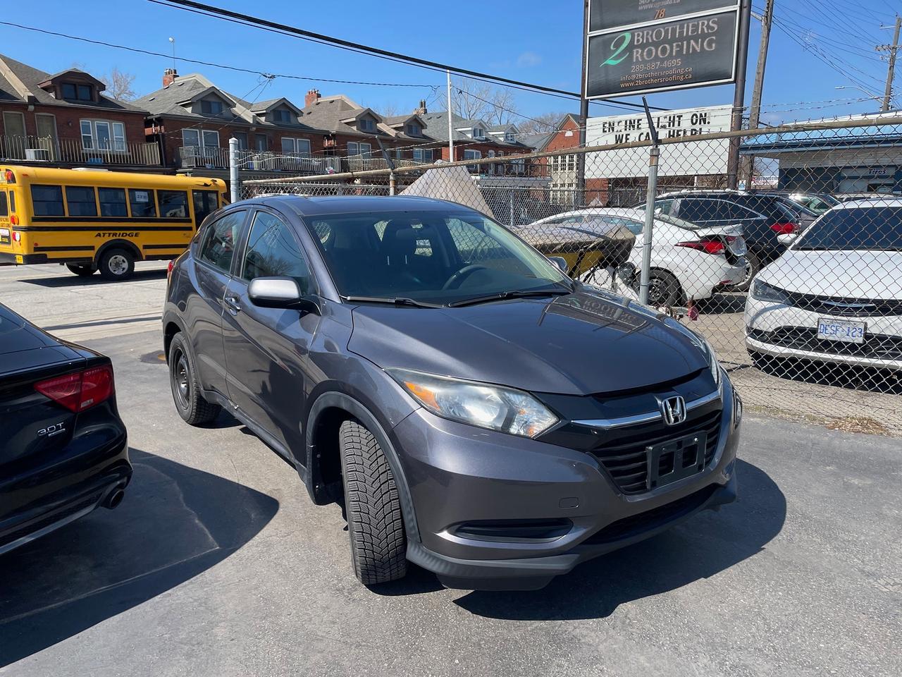 2017 Honda HR-V LX *ONE OWNER, BACKUP CAMERA, HEATED SEATS* Photo2