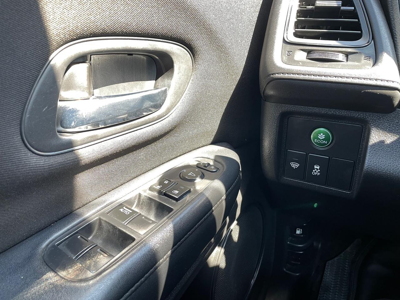 2017 Honda HR-V LX *ONE OWNER, BACKUP CAMERA, HEATED SEATS* Photo