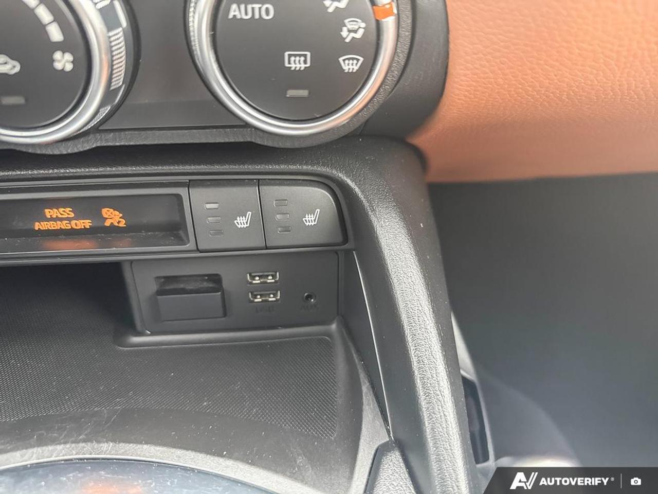 2017 Fiat 124 Spider LUSSO / LEATHER / NAV / HTD SEATS / LOW KMS Photo