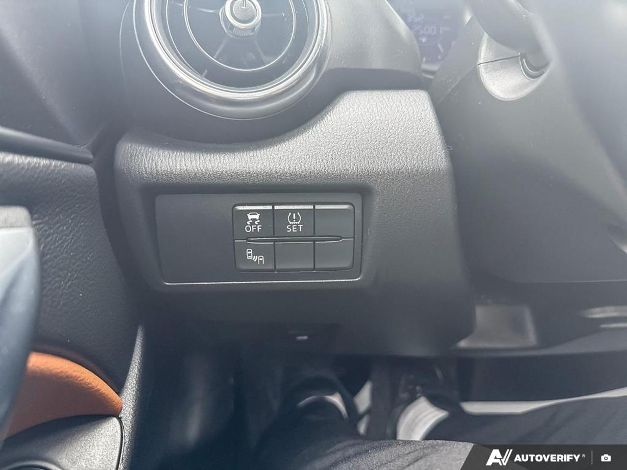 2017 Fiat 124 Spider LUSSO / LEATHER / NAV / HTD SEATS / LOW KMS Photo