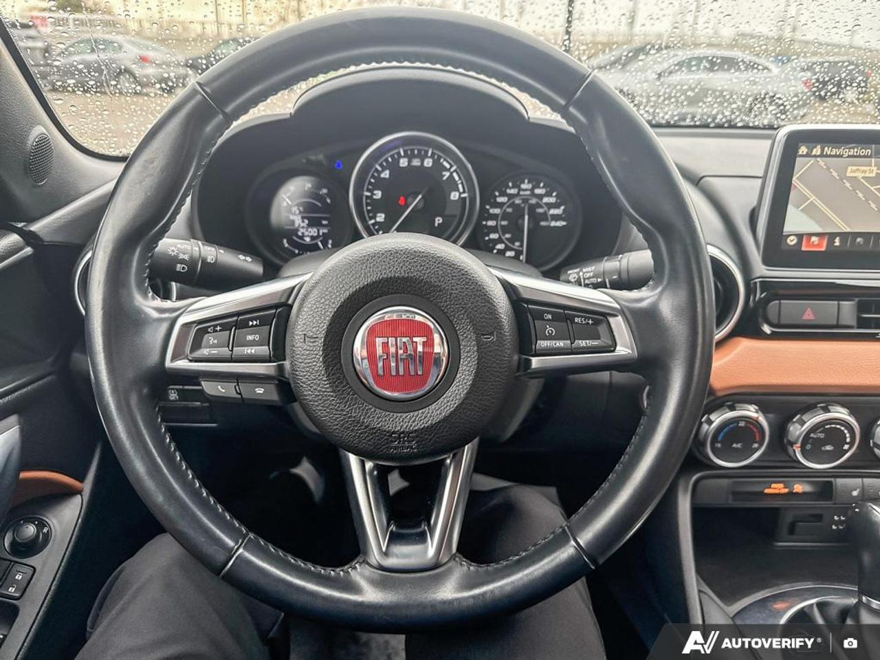 2017 Fiat 124 Spider LUSSO / LEATHER / NAV / HTD SEATS / LOW KMS Photo