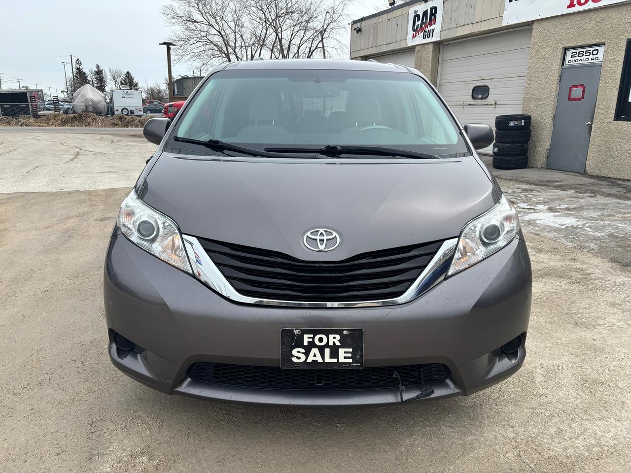 2014 Toyota Sienna LE - Photo #1