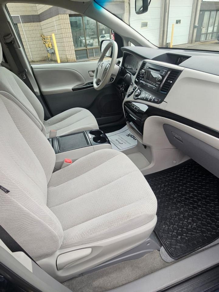 2014 Toyota Sienna * NO ACCIDENTS * LOW KM " Photo
