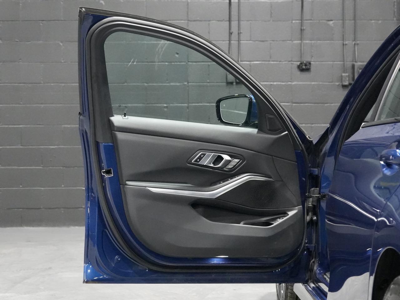 2022 BMW 330i xDrive|ROOF|CAM|DRIVE ASSIST|NAV|NO ACCIDENTS Photo