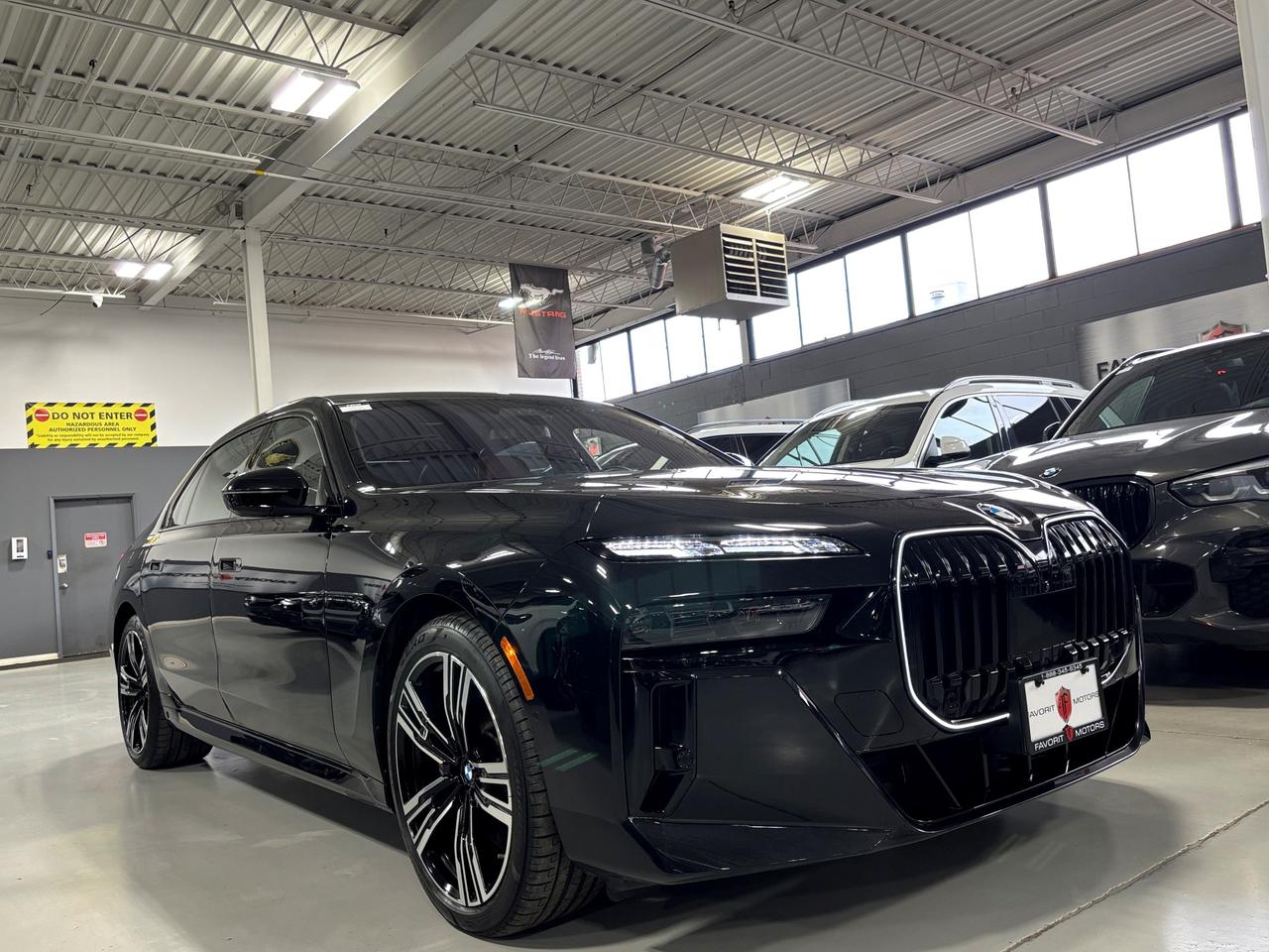 2024 BMW 7 Series 760i xDrive|MPKG|NO LUX TAX|AUTODOORS|SWAROVSKI|+ Photo