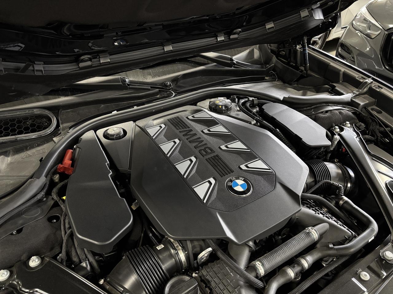 2024 BMW 7 Series 760i xDrive|MPKG|NO LUX TAX|AUTODOORS|SWAROVSKI|+ Photo