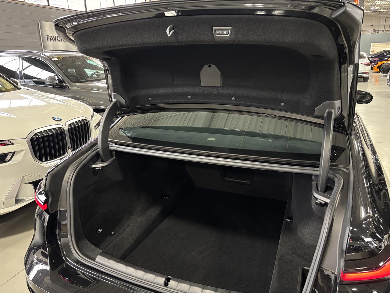 2024 BMW 7 Series 760i xDrive|MPKG|NO LUX TAX|AUTODOORS|SWAROVSKI|+ Photo