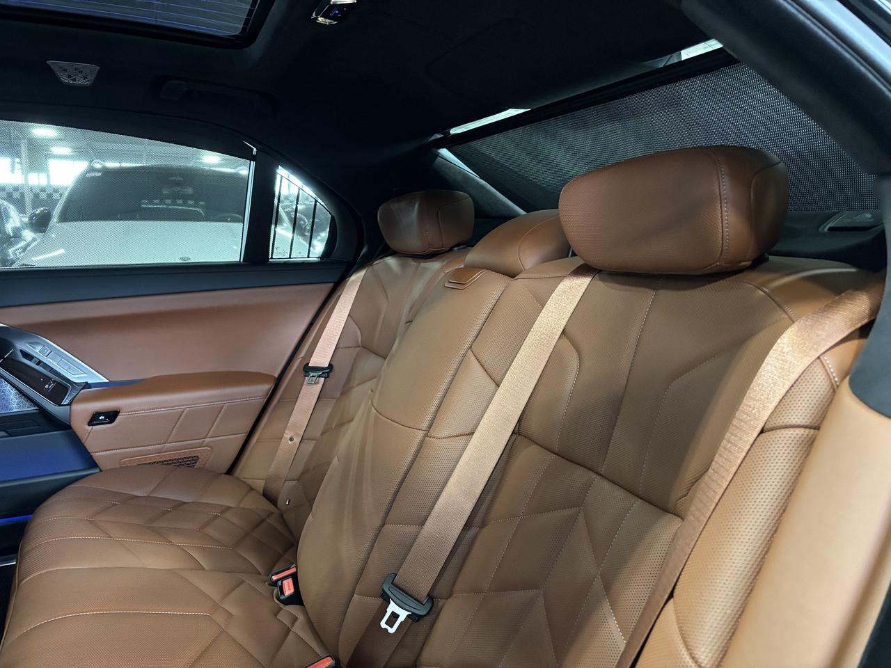 2024 BMW 7 Series 760i xDrive|MPKG|NO LUX TAX|AUTODOORS|SWAROVSKI|+ Photo