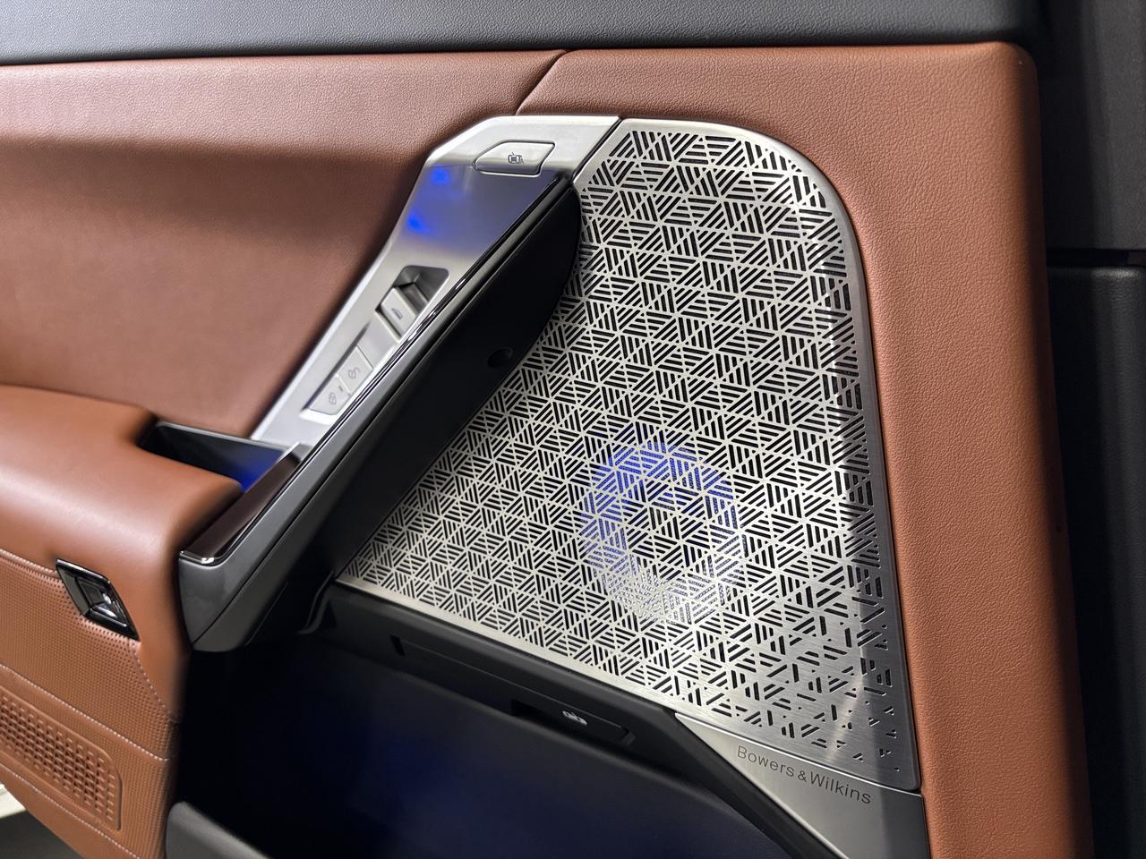 2024 BMW 7 Series 760i xDrive|MPKG|NO LUX TAX|AUTODOORS|SWAROVSKI|+ Photo