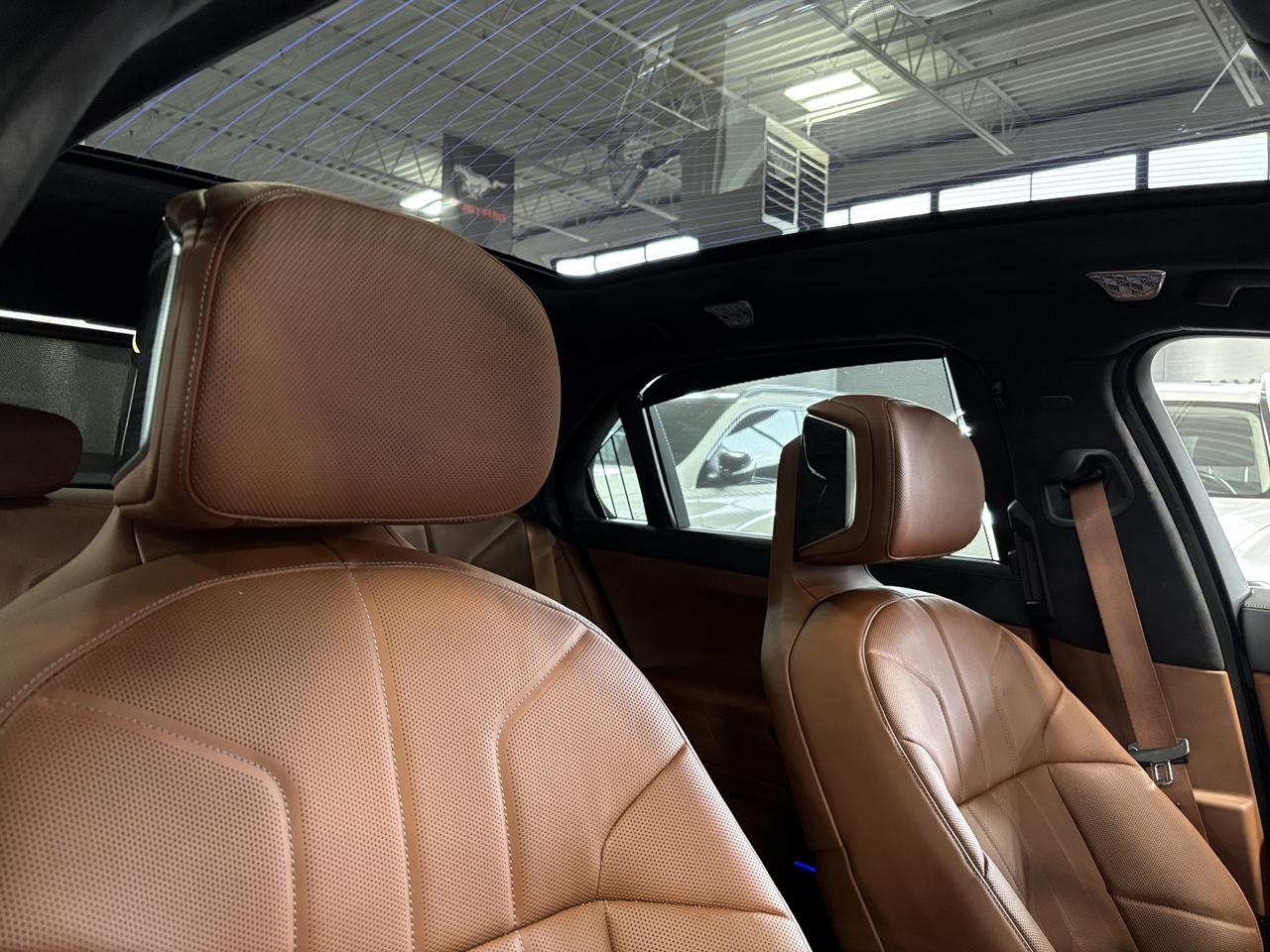 2024 BMW 7 Series 760i xDrive|MPKG|NO LUX TAX|AUTODOORS|SWAROVSKI|+ Photo