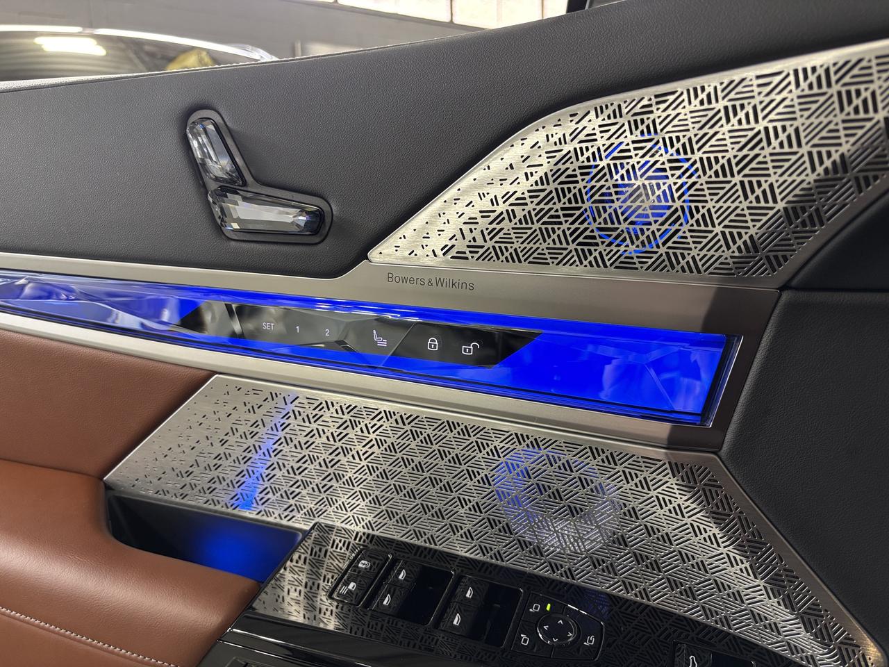 2024 BMW 7 Series 760i xDrive|MPKG|NO LUX TAX|AUTODOORS|SWAROVSKI|+ Photo