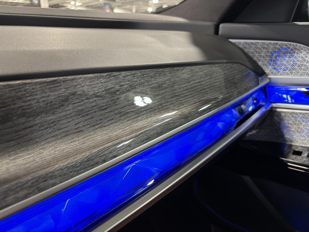 2024 BMW 7 Series 760i xDrive|MPKG|NO LUX TAX|AUTODOORS|SWAROVSKI|+ Photo