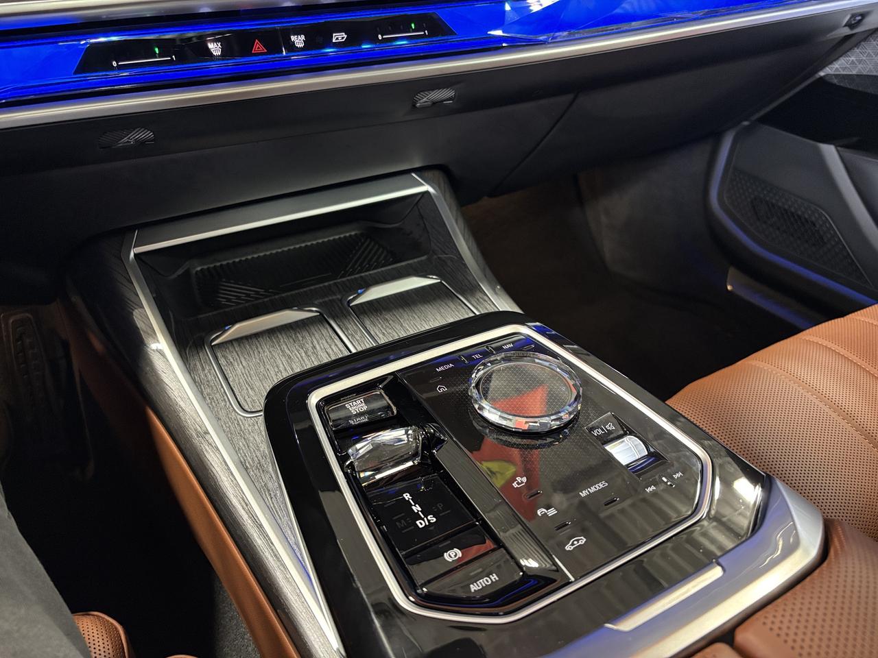 2024 BMW 7 Series 760i xDrive|MPKG|NO LUX TAX|AUTODOORS|SWAROVSKI|+ Photo